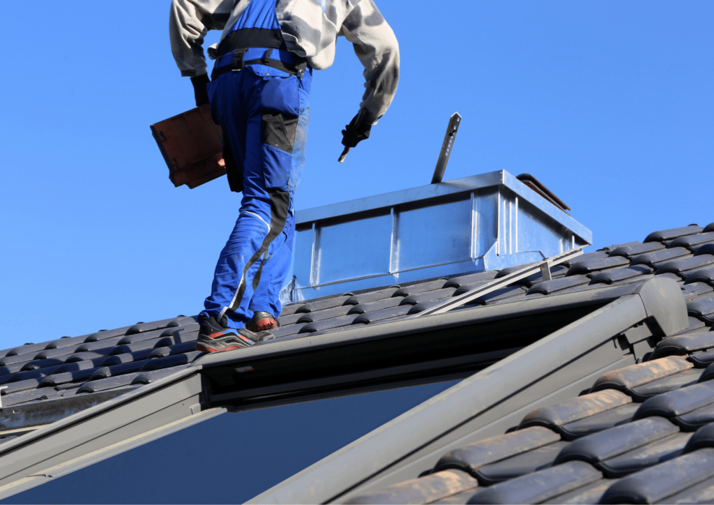 Monteur op dak van een huis een dak aan het inspecteren
